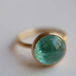 Verlobungsring mit grünem Turmalin in Rotgold